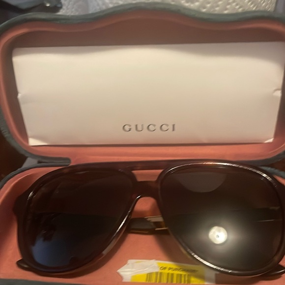 OVERSIZED GUCCI SHADES NO STRATCHES OR DINGS - Picture 1 of 6